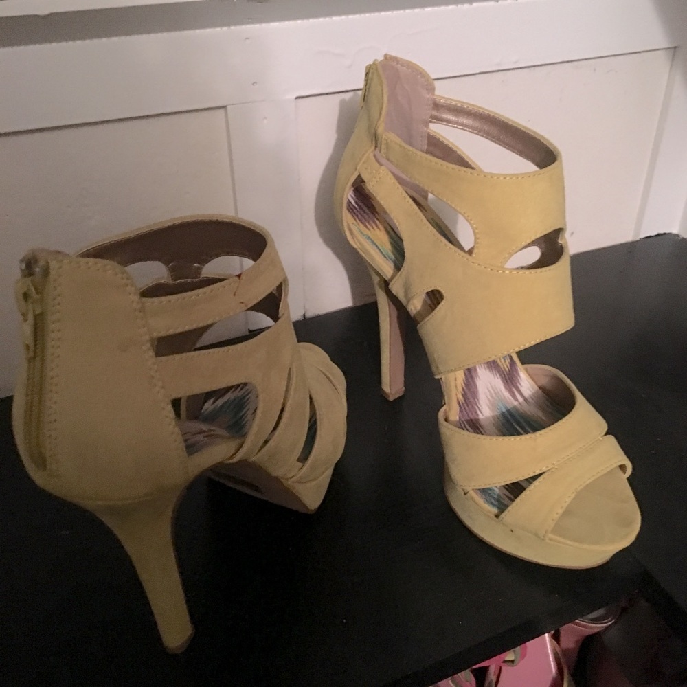 Yellow back zipper super comfy heels